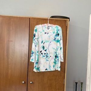 Smoke free pet friendly home 3/4 length sleeve size large excellent condition